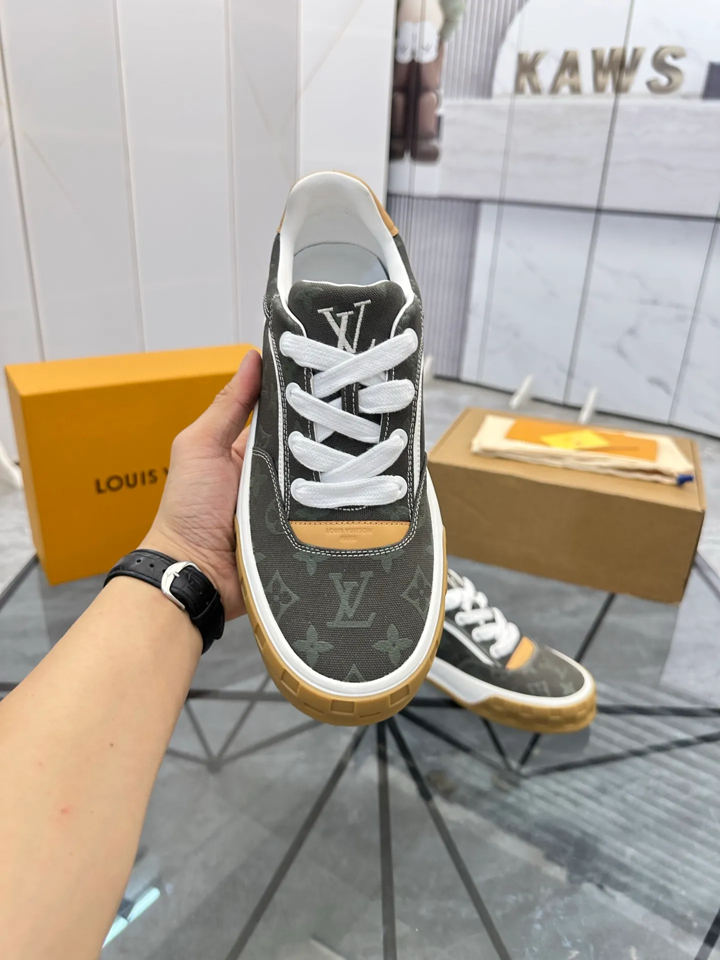 Men's shoes for sale 💰: 💰P660¥ Top quality Comes with airplane case Product trademark: LV* "Louis Vuitton*" low-top casual shoes Regular size: 35-44 (can be customized to 45) Couple style Product materials: imported nubuck leather upper, sheepskin lining, original outsole. Number: 819
